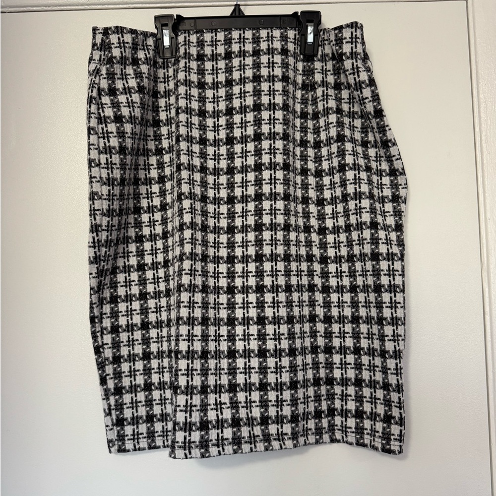 Chic Black and White Checkered Pencil Skirt